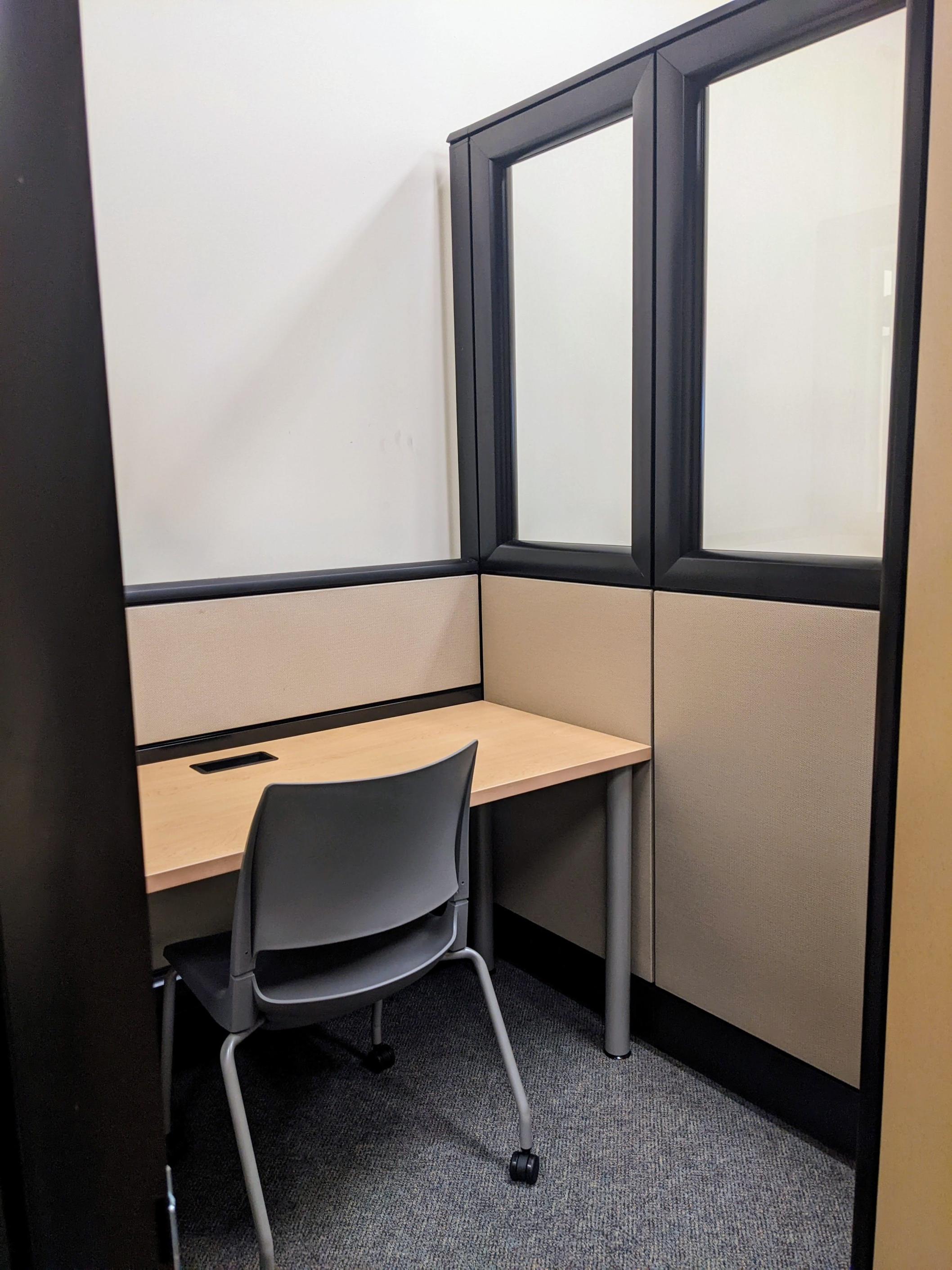 Solor测试空间-带有桌子和椅子的高立方体
